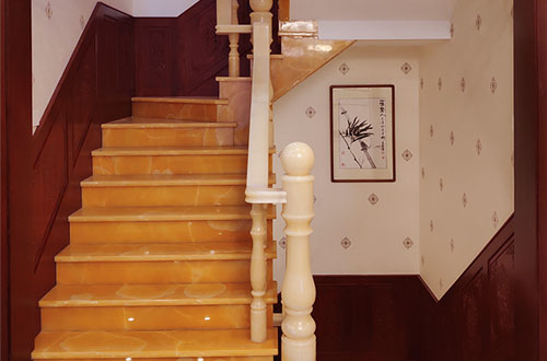 崇左中式别墅室内汉白玉石楼梯的定制安装装饰效果